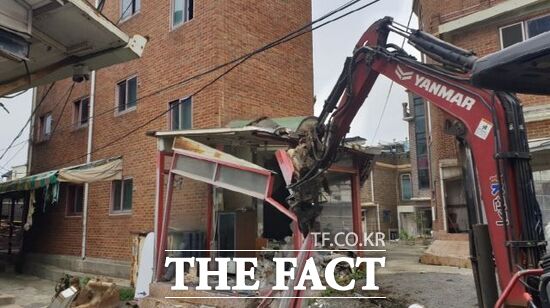 경기 파주시를 비롯해 경찰서 및 소방서 지원 인력들이 최근 파주시 성매매집결지 내 위반건축물에 대한 행정대집행을 진행하고 있다./파주시