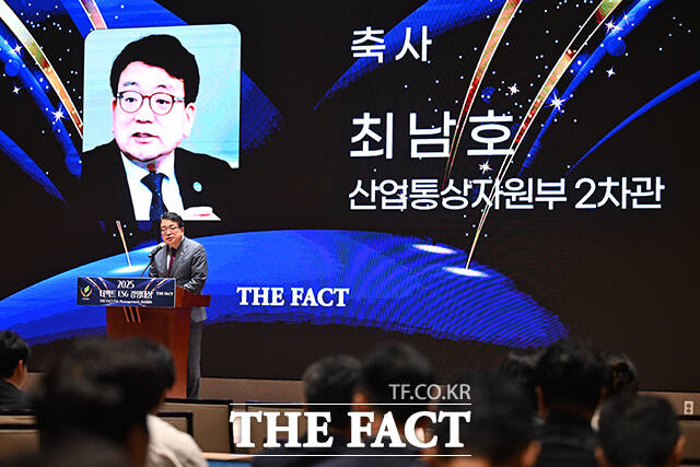 특종에 강한 신개념 대중 종합지 <더팩트>가 주최하는 2025 ESG 경영대상 시상식이 26일 오후 서울 영등포구 여의도 한국거래소(KRX) 컨퍼런스홀에서 열려 최남호 산업통상자원부 2차관이 축사를 하고 있다. /장윤석 기자
