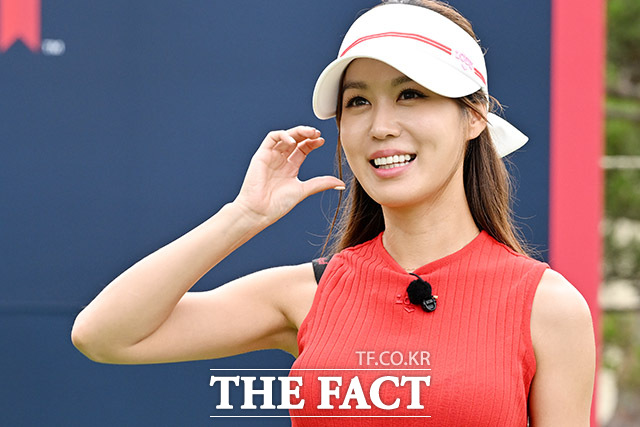 배우 김희정이 26일 오후 경기도 파주시 파주 제이퍼블릭 골프클럽에서 열린 울트라 홀 챌린지에서 포즈를 취하고 있다. /파주=남용희 기자