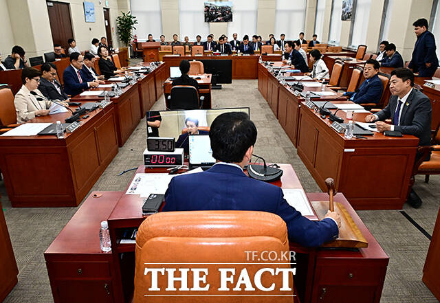 산회 선언하는 성일종 국방위원장.