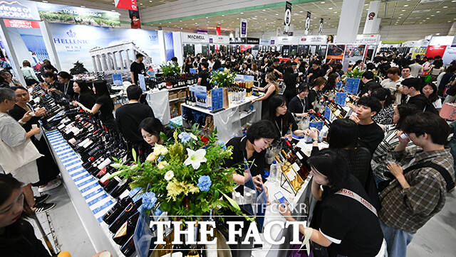 2025 서울국제주류&와인박람회가 26일 오전 서울 강남구 코엑스에서 열린 가운데 관람객들이 와인을 시음하고 있다. /장윤석 기자