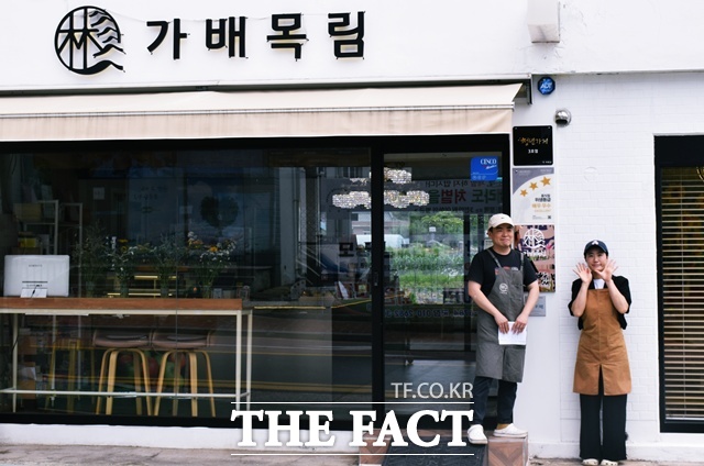 경남 의령군 칠곡면 외조리에는 귀촌 부부가 운영하는 카페 가배목림이 있다. 부부는 도시를 떠나 이곳에 오기 전 누구보다 많은 준비를 했다. 낭만적인 시골의 여유를 꿈꾸며 귀촌하려는 많은 젊은이가 있겠지만 부부는 이곳 역시 현실이라는 점을 강조했다. 지자체 지원금은 부부에게 단순한 부채가 아닌, 책임감이었다. 지난달 22일 카페 앞에서 취재진에게 인사하는 한아지(오른쪽)·허재훈 부부. /의령=이철영 기자