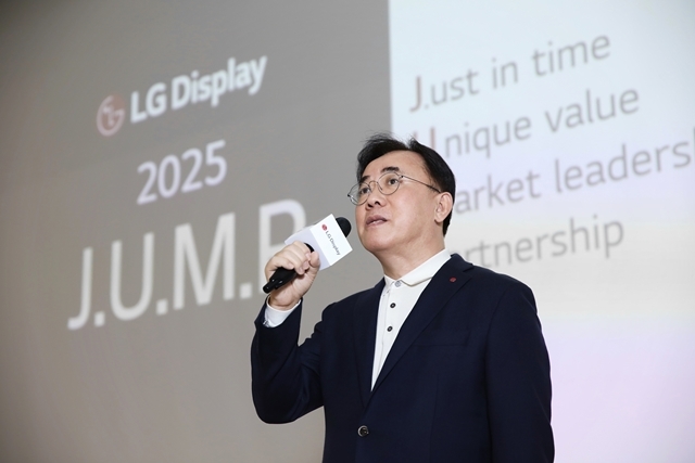 정철동 LG디스플레이 사장이 지난 1월 서울 마곡 LG사이언스파크에서 열린 4세대 대형 OLED 신기술 설명회에서 인사말을 하고 있다. /LG디스플레이