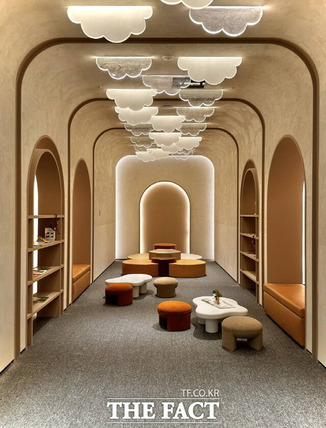 ‘라체르보 푸르지오 써밋’ 커뮤니티 시설은 5성급 호텔 라운지를 연상케 하는 고급 인테리어와 사용자 중심 설계로 주목을 받았.  사진은 어린이들 책 읽은 공간. / 대우건설