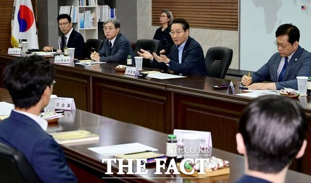유정복 인천시장이 26일 부평구 오디에이 테크놀로지에서 열린 중소기업 현장 소통 간담회에서 건의사항을 청취하고 있다./인천시