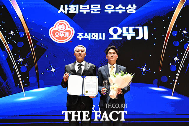 2025 ESG 경영대상 시상식이 26일 오후 서울 영등포구 여의도 한국거래소(KRX) 컨퍼런스홀에서 열린 가운데, 오뚜기가 사회부문 우수상을 수상했다. 이영근 대외협력국장(왼쪽)이 오뚜기 서흥덕 상무에게 상패를 수여한 뒤 기념 촬영을 하고 있다. /서예원 기자