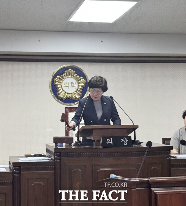 김옥향 대전 중구의회 부의장이 의사봉을 두드리고 있다. /대전 중구의회