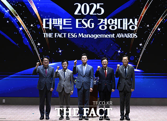 특종에 강한 신개념 대중 종합지 <더팩트>가 주최하는 2025 ESG 경영대상 시상식이 26일 오후 서울 영등포구 여의도 한국거래소(KRX) 컨퍼런스홀에서 열려 김상규 더팩트 대표이사를 비롯한 내빈들이 기념 촬영을 하고 있다. 왼쪽부터 최남호 산업통상자원부 2차관, 신영대 더불어민주당 의원, 김 대표이사, 김성원 국민의힘 의원, 최현석 고용노동부 대변인 /장윤석 기자