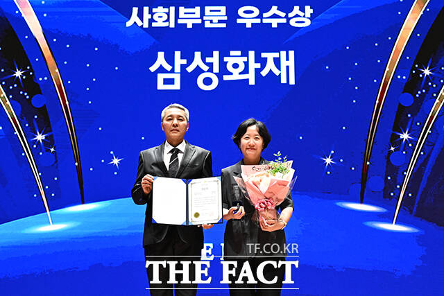 2025 ESG 경영대상 시상식이 26일 오후 서울 영등포구 여의도 한국거래소(KRX) 컨퍼런스홀에서 열린 가운데, 삼성화재가 사회부문 우수상을 수상했다. 이영근 대외협력국장(왼쪽)이 삼성화재 홍주연 부장에게 상패를 수여한 뒤 기념 촬영을 하고 있다. /서예원 기자