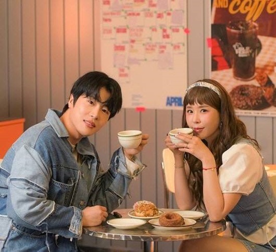 내년 결혼식에 앞서 최근 웨딩촬영을 미리 진행한 신지(오른쪽)와 문원(왼쪽)은 예비 부부로 가수활동도 함께 한다. 26일 듀엣곡 샬라카둘라(Salagadoola)를 발표했다. /제이지스타