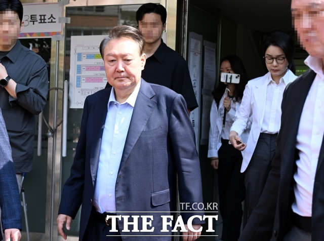 윤석열 전 대통령 법률대리인단이 26일 내란특검이 오는 28일 조사 출석을 요청한 것을 두고 비공개 조사를 요구하며 특검이 공개 출석을 사실상 강제하는 것은 명백히 부당하다고 밝혔다. /임영무 기자