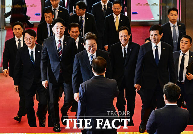 우원식 국회의장과 인사하는 이재명 대통령.