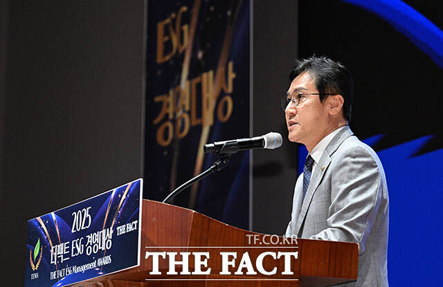 특종에 강한 신개념 대중 종합지 <더팩트>가 주최하는 2025 ESG 경영대상 시상식이 26일 오후 서울 영등포구 여의도 한국거래소(KRX) 컨퍼런스홀에서 열려 신영대 더불어민주당 의원이 축사를 하고 있다. /박헌우 기자