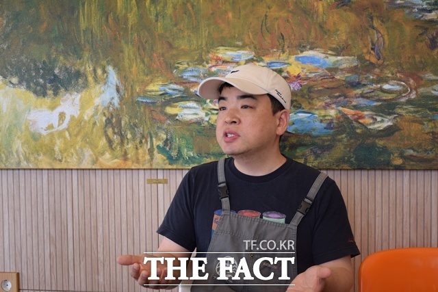 아내와 카페를 운영하는 허재훈 씨는 도시에서 이곳으로 왔을 때의 따가운 시선을 잊지 않고 있었다. 따가운 눈총은 부부에게 성장통이 됐다. 허 씨는 도시에서 시골로 왔을 때 소위 루저로 바라보는 시선이 제일 힘들었어요. 상처를 많이 받았죠. 이걸 극복하는 사회문화가 바뀌어야 한다는 건 너무 교과서적이죠. 스스로 이겨내야 해요라고 말했다. /이철영 기자