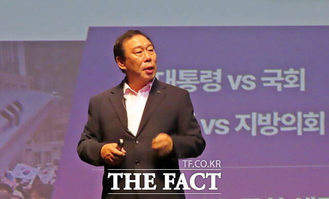 최민호 세종시장이 26일 조치원읍 세종문화예술회관에서 시민 등 800여 명이 참석한 가운데 새 정부, 새로운 세종을 주제로 시민정책포럼을 열고 있다. /김형중 기자