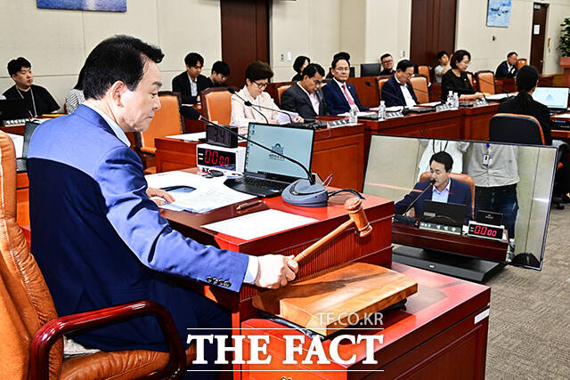 성일종 국방위원장이 26일 오후 서울 여의도 국회에서 열린 국방위원회 전체회의에 참석해 추경안을 의결하고 있다. /국회=배정한 기자