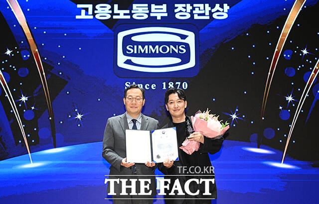 특종에 강한 신개념 대중 종합지 <더팩트>가 주최하는 2025 ESG 경영대상 시상식이 26일 오후 서울 영등포구 여의도 한국거래소(KRX) 컨퍼런스홀에서 열려 최현석 고용노동부 대변인(왼쪽)이 박상우 시몬스 상무에게 시상 후 기념촬영을 하고 있다. /박헌우 기자