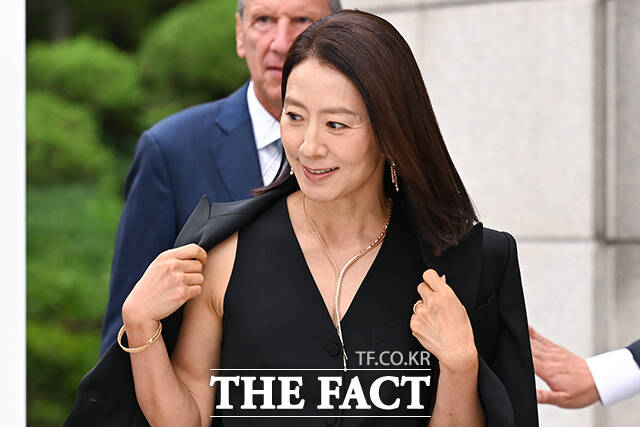 배우 김희애가 26일 오전 서울 강남구 갤러리아 백화점 명품관 EAST 야외공간에서 열린 독일 하이 주얼리 브랜드 벨렌도르프 갤러리아 부티크 오프닝 기념 행사에 참석해 포즈를 취하고 있다. /서예원 기자