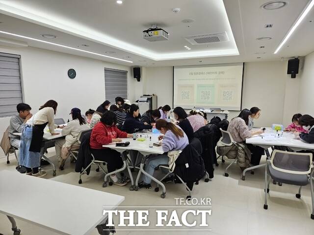 영암군 청년들이 청년소통센터 달빛청춘마루를 이용하고 있다./영암군