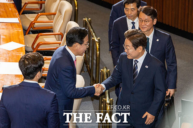 이재명 대통령(오른쪽)이 26일 오전 서울 여의도 국회 본회의장에서 2025년도 제2회 추가경정예산안에 대한 정부의 시정연설을 마친 뒤 송언석 국민의힘 원내대표(왼쪽 두번째)와 인사를 하고 있다. /국회사진기자단