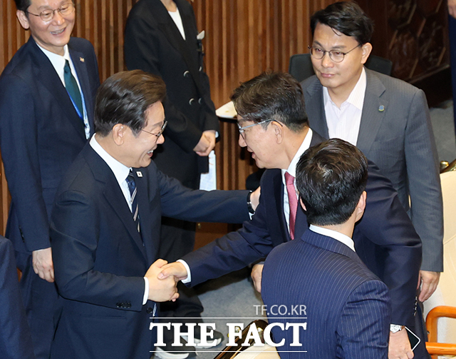 이재명 대통령이 26일 오전 서울 여의도 국회에서 열린 제426회국회(임시회) 제2차 본회의에서 2025년도 제2회 추가경정예산안에 대한 정부의 시정연설을 마친 뒤 권성동 국민의힘 의원과 대화하며 악수를 하고 있다. /배정한 기자