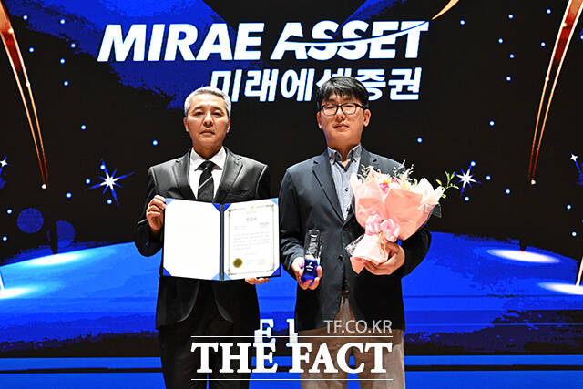 2025 ESG 경영대상 시상식이 26일 오후 서울 영등포구 여의도 한국거래소(KRX) 컨퍼런스홀에서 열린 가운데, 미래에셋증권이 사회부문 우수상을 수상했다. 이영근 대외협력국장(왼쪽)이 미래에셋증권 강한성 실장에게 상패를 수여한 뒤 기념촬영을 하고 있다. /서예원 기자