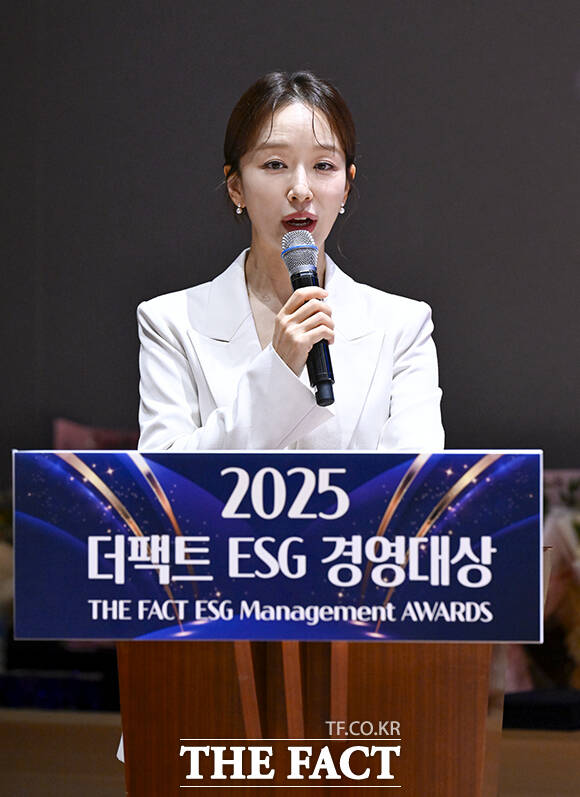 특종에 강한 신개념 대중 종합지 <더팩트>가 주최하는 2025 ESG 경영대상 시상식이 26일 오후 서울 영등포구 여의도 한국거래소(KRX) 컨퍼런스홀에서 열려 박선영 아나운서가 사회를 보고 있다. /장윤석 기자