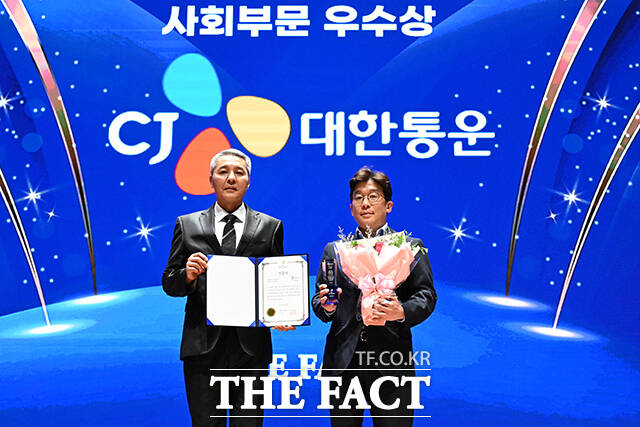 2025 ESG 경영대상 시상식이 26일 오후 서울 영등포구 여의도 한국거래소(KRX) 컨퍼런스홀에서 열린 가운데, CJ대한통운이 사회부문 우수상을 수상했다. 이영근 대외협력국장(왼쪽)이 CJ대한통운 곽재민 상무에게 상패를 수여한 뒤 기념 촬영을 하고 있다. /서예원 기자