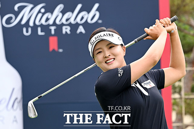 고진영이 26일 오후 경기도 파주시 파주 제이퍼블릭 골프클럽에서 열린 울트라 홀 챌린지에서 포즈를 취하고 있다. /파주=남용희 기자