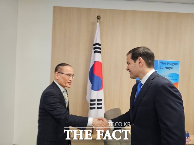 위성락 국가안보실장이 24일(현지시간) NATO 정상회의가 열리는 네덜란드 헤이그에서 마르코 루비오 미국 국무장관 겸 국가안보보좌관을 만나 인사를 나누고 있다. /대통령실