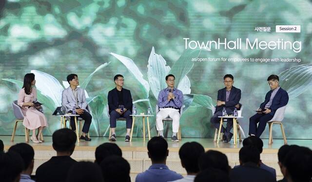 현대위아 정재욱 사장(왼쪽에서 네 번째)이 지난해 경상남도 창원특례시 현대위아 본사 내 비전홀에서 열린 타운홀 미팅에서 직원의 질문에 답변하는 모습. /현대위아