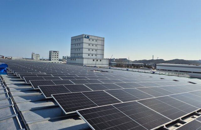 LS전선은 LS마린솔루션 CLV(해저케이블 포설선) 신규 발주 등을 위한 주주배정 유상증자에 참여한다고 26일 공시했다. LS전선 동해 사업장에 설치된 태양광 발전 시스템. /LS전선