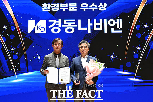 2025 ESG 경영대상 시상식이 26일 오후 서울 영등포구 여의도 한국거래소(KRX) 컨퍼런스홀에서 열린 가운데, 경동나비엔이 환경부문 우수상을 수상했다. 정재웅 더팩트 편집국장(왼쪽)이 경동나비엔 김용국 상무에게 상패를 수여한 뒤 기념 촬영을 하고 있다. /서예원 기자