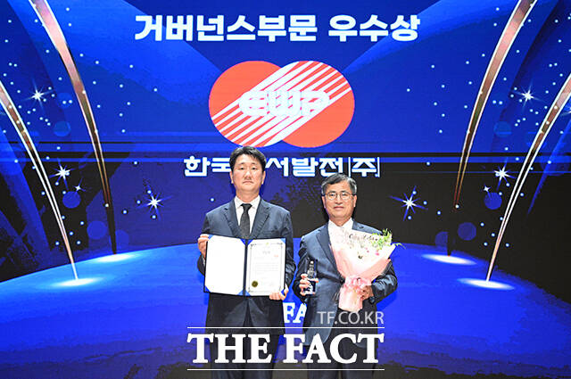 특종에 강한 신개념 대중 종합지 <더팩트>가 주최하는 2025 ESG 경영대상 시상식이 26일 오후 서울 영등포구 여의도 한국거래소(KRX) 컨퍼런스홀에서 열려 성강현 더팩트 부국장(왼쪽)이 김종완 한국동서발전 본부장에게 시상 후 기념촬영을 하고 있다. /박헌우 기자