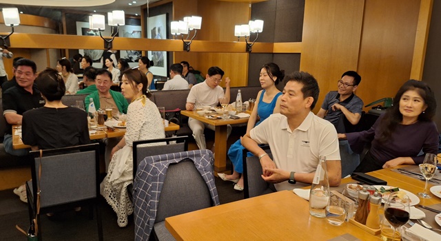 한김회가 25일 서울 용산구 하얏트호텔 뷔페식당 T테라스에서 가졌다. 이날 모임에는 바인그룹 김영철 회장을 비롯해 임하룡 엄용수 조영구 박영록 김병찬 남재현 윤택상 이숙영 황현주 조은님 김성희 김재엽 연홍식 헬렌킴 정찬희 등 20여명이 참석했다. /한김회