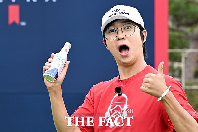 개그맨 홍인규가 26일 오후 경기도 파주시 파주 제이퍼블릭 골프클럽에서 열린 울트라 홀 챌린지에서 포즈를 취하고 있다. /파주=남용희 기자