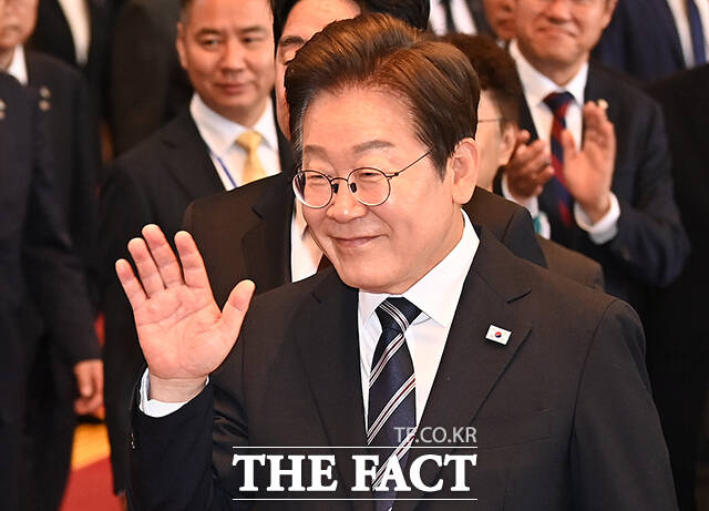 국회 나서며 직원들에게 손인사 하는 이재명 대통령.