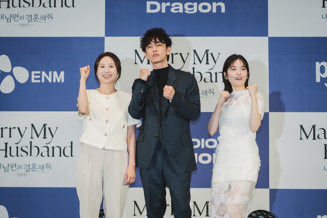 손자영 책임 프로듀서, 배우 사토 타케루와 코시바 후우카(왼쪽부터)가 26일 오후 4시 서울 구로구 라마다 호텔에서 열린 내 남편과 결혼해줘 일본판 제작발표회에 참석해 포즈를 취하고 있다. /CJ ENM