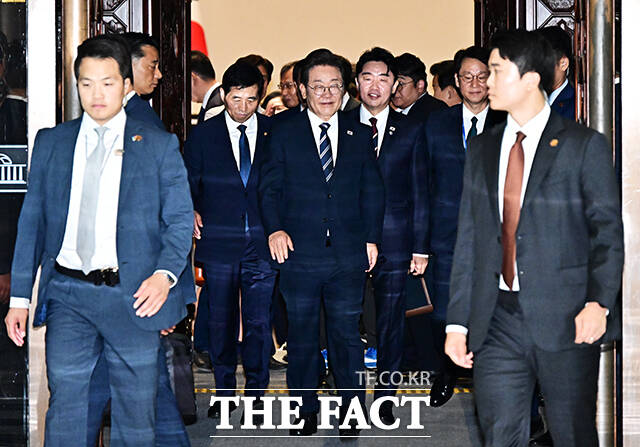 이재명대통령이 26일 오전 국회에서 열린 첫 시정연설을 마친 뒤 본회의장을 나서고 있다. /국회사진기자단