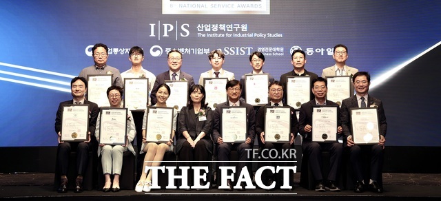 한전KDN이 2025 국가서비스대상(에저니 클라우드 서비스 부문)을 수상하고 기념사진을 찍고 있다./한전KDN