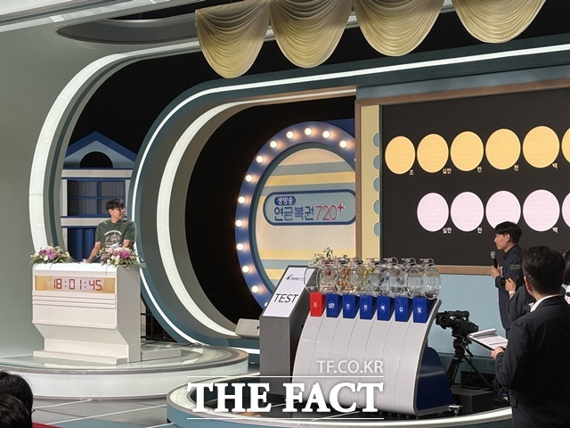 26일 진행된 연금복권 추첨생방송 720 Day에서 참관인이 테스트에 참여하고 있다. /문화영 기자