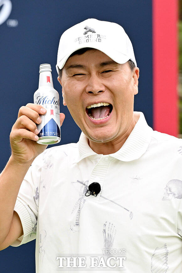 포즈 취하는 변기수.