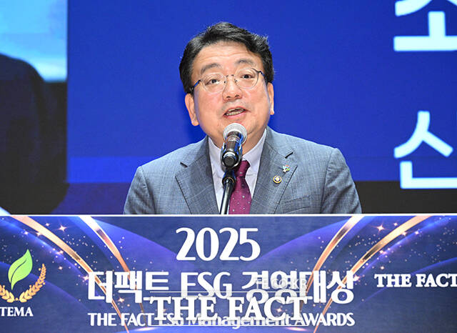 특종에 강한 신개념 대중 종합지 <더팩트>가 주최하는 2025 ESG 경영대상 시상식이 26일 오후 서울 영등포구 여의도 한국거래소(KRX) 컨퍼런스홀에서 열려 최남호 산업통상자원부 2차관이 축사를 하고 있다. /박헌우 기자