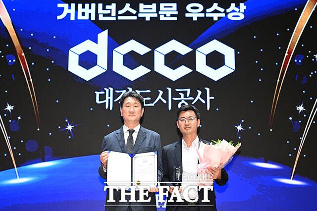 특종에 강한 신개념 대중 종합지 <더팩트>가 주최하는 2025 ESG 경영대상 시상식이 26일 오후 서울 영등포구 여의도 한국거래소(KRX) 컨퍼런스홀에서 열려 성강현 더팩트 부국장(왼쪽)이 김용선 대전도시공사 팀장에게 시상 후 기념촬영을 하고 있다. /박헌우 기자