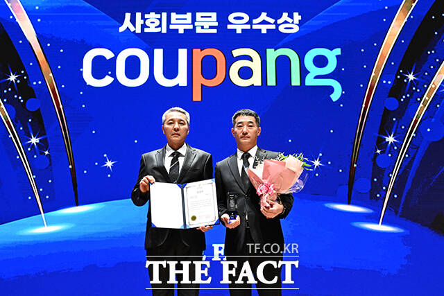 2025 ESG 경영대상 시상식이 26일 오후 서울 영등포구 여의도 한국거래소(KRX) 컨퍼런스홀에서 열린 가운데, 쿠팡이 사회부문 우수상을 수상했다. 이영근 대외협력국장(왼쪽)이 쿠팡 이창현 상무에게 상패를 수여한 뒤 기념촬영을 하고 있다. /서예원 기자