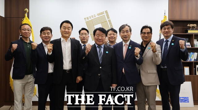 지난 23일 국립한밭대 개교 100주년 기념사업추진위원회 출범식 직후 최고경영자과정 동문들이 대학본부를 방문해 대학발전기금 기부를 약정하고 기념촬영을 하고 있다. /한밭대