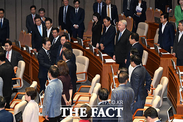 국민의힘 의원들과 인사하는 이재명 대통령.