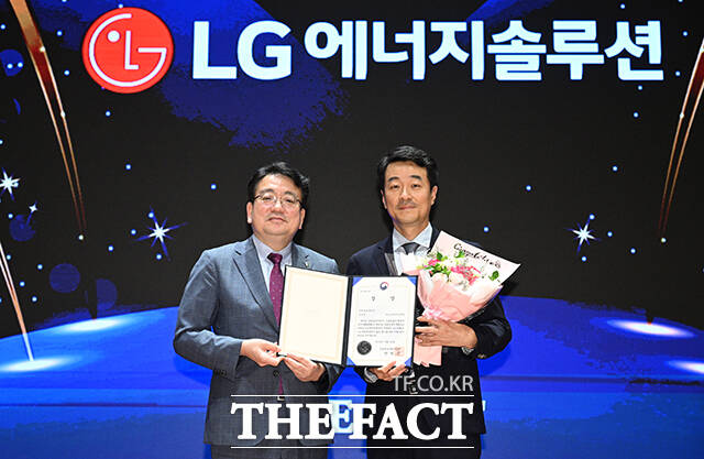 특종에 강한 신개념 대중 종합지 <더팩트>가 주최하는 2025 ESG 경영대상 시상식이 26일 오후 서울 영등포구 여의도 한국거래소(KRX) 컨퍼런스홀에서 열려 최남호 산업통상자원부 2차관(왼쪽)이 전동욱 LG에너지솔루션 상무에게 시상 후 기념촬영을 하고 있다. /박헌우 기자
