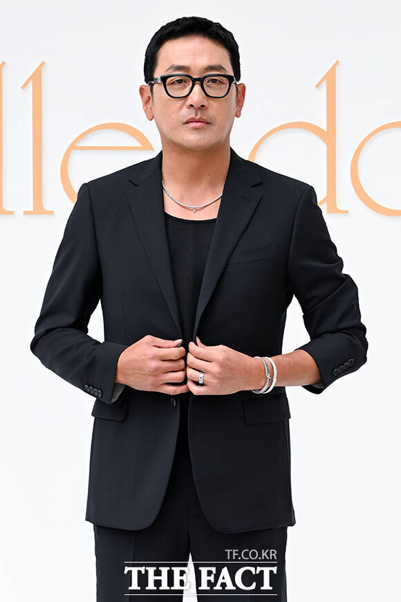 배우 하정우가 26일 오전 서울 강남구 갤러리아 백화점 명품관 EAST 야외공간에서 열린 독일 하이 주얼리 브랜드 벨렌도르프 갤러리아 부티크 오프닝 기념 행사에 참석해 포즈를 취하고 있다. /서예원 기자