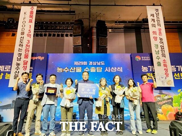 함양군이 ‘제29회 경남도 농수산물 수출탑 시상식’에서 농수산물 수출 시책평가 우수 시군으로 선정됐다./함양군